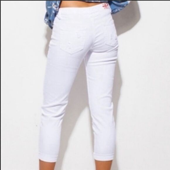 Distressed Cropped Jeans - Picture 8 of 16